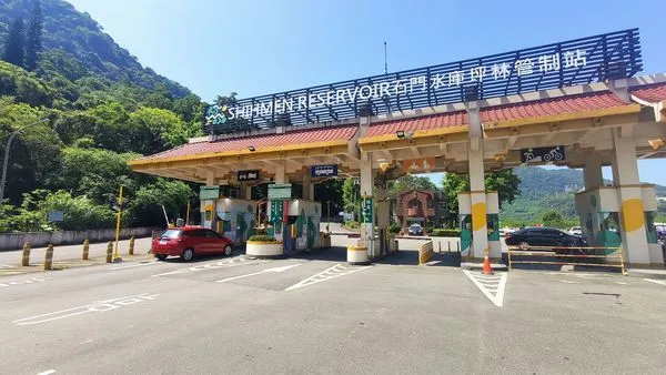 ▲石門水庫新入園收費,放寬環湖路周邊民眾車輛「1人1證」限制。(圖/北水局提供)