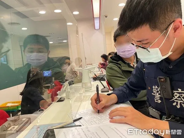 ▲員警前往銀行巡簽,獲報有民眾遭詐騙。(圖/平鎮警分局提供)