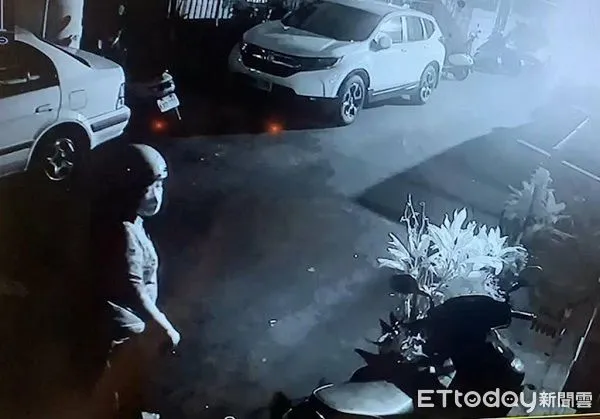 ▲王姓女子徘徊在潘男住家附近。(圖/桃園警分局提供)