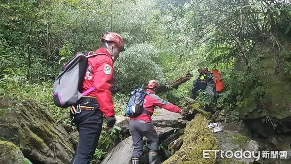 ▲清境農場溪谷驚現無名男屍,由山搜隊運送下山(下同)。(圖/神鷹山區搜救隊清境中隊提供)