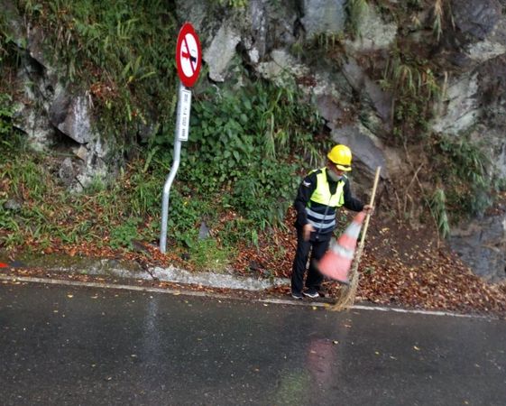 ▲▼南橫最後一哩路即將全線有條件復通,保全人員守護道路安全。(圖/公路總局提供)