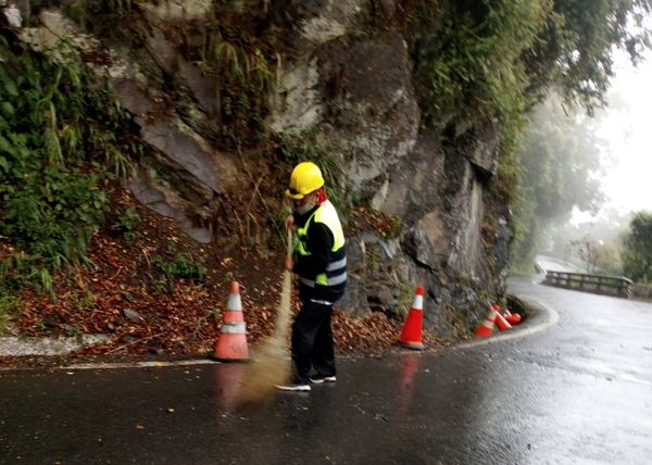 ▲▼南橫最後一哩路即將全線有條件復通,保全人員守護道路安全。(圖/公路總局提供)