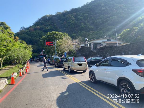 ▲▼南橫最後一哩路即將全線有條件復通,保全人員守護道路安全。(圖/公路總局提供)