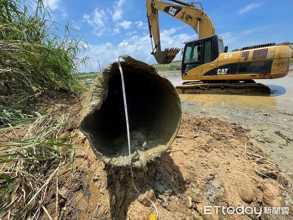 ▲▼將不肖業者排放至河床的長長暗管挖出。(圖/記者楊熾興翻攝)