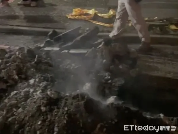 ▲斗六後站路口路面昨日冒出不明煙霧,工務處與台電人員開挖勘查。(圖/記者蔡佩旻翻攝)