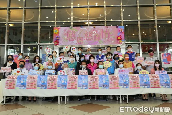 ▲台南市議會與市府合辦「感恩慈暉情」系列活動,郭信良議長與黃偉哲市長等人,邀請民眾帶著媽媽到議會廣場看表演,用行動寵愛母親。(圖/記者林悅翻攝,下同)