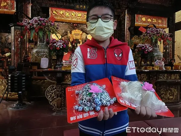 ▲台南市安南區鹿耳門天后宮,於慶讚媽祖聖壽期間,提供平安龜、狀元龜供人乞取。(圖/記者林悅翻攝,下同)
