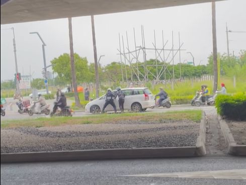 ▲▼台中毒蟲帶26歲女開車衝撞!警「連開4槍」敲爆玻璃逮人。(圖/翻攝爆料公社)