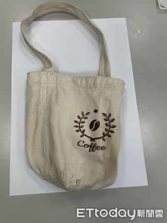 ▲受害女子保住的手提袋,當時裏頭裝著冰淇淋紅茶。(圖/記者陳雕文翻攝)