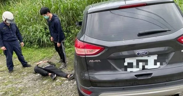 陸軍航空特戰指揮部29歲吳姓士官因債務糾紛,向錢莊人員開槍,今日傍晚被警方逮捕。(圖/翻攝畫面)