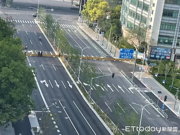 ▲上海部份道路採取隔斷方式阻止車輛通行。(圖/翻攝自網路)