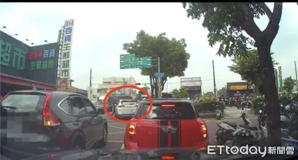 ▲高雄市一名毒品列管人口衝撞女警 。(圖/記者吳奕靖翻攝)