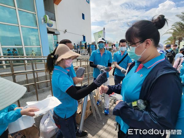 ▲奇美醫學中心與玉山銀行響應422世界地球日，於23日上午至黃金海岸黃金方舟一帶淨灘，共同攜手合作潔淨海灘。（圖／記者林悅翻攝，下同）