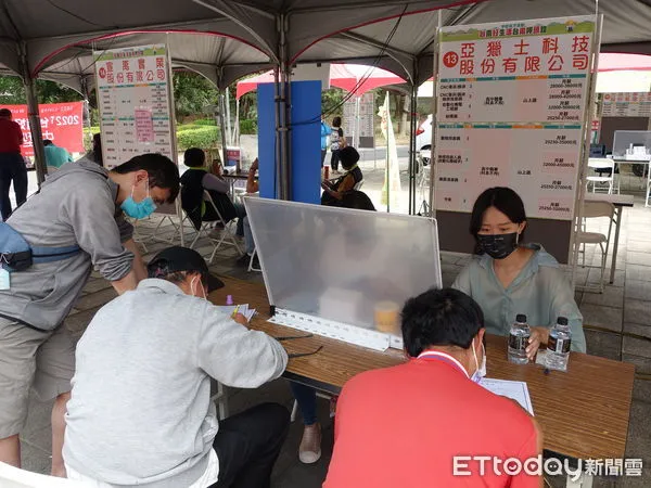 ▲台南市勞工局王鑫基指出,在新化區虎頭埤風景區迎賓廣場辦理「台南好生活 台南呷頭路」首場中型徵才活動,初步媒合率逾五成。(圖/記者林悅翻攝,下同)