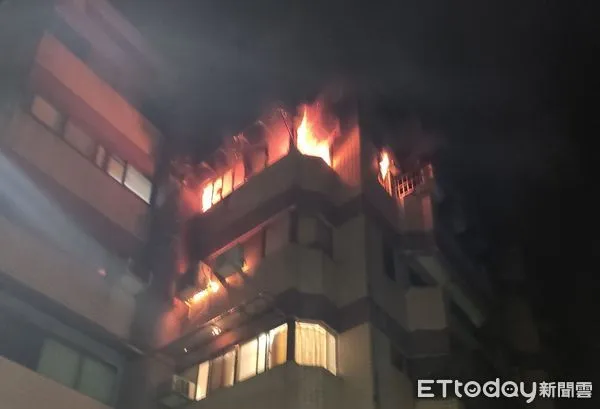 ▲台南市東區裕豐街54巷1棟6樓民宅大樓,凌晨發生火警,消防人員冒險進入火場疏散搶救17人脫困,並將火勢撲滅,其中6人疑因吸入濃煙預防性送醫檢查。(圖/民眾提供,下同)