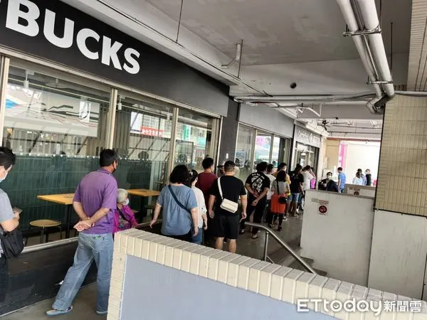 ▲▼南投家樂福疫苗施打站人潮。(圖/南投縣府提供)