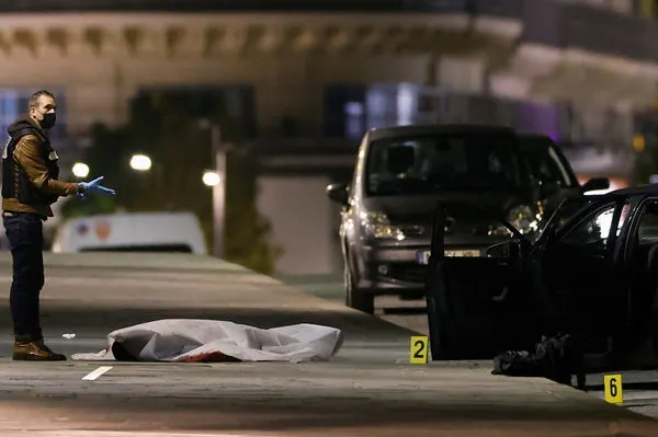 ▲▼法國大選結果出爐後,巴黎爆發示威抗議,警方朝著試圖衝撞員警的車輛開槍,造成2人喪命。(圖/路透)