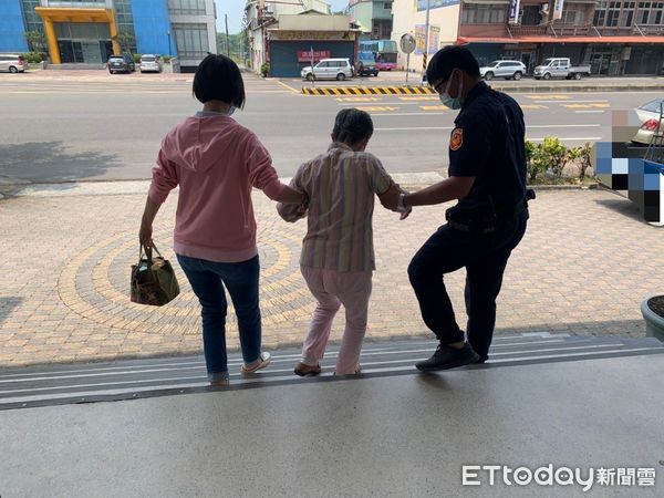 ▲▼住在楠梓區的陳姓老婦人為了要準時上課,竟頂著大太陽徒步走4公里,因迷失方向加上體力不支跌坐路邊,所幸遭員警發現協助返家。(圖/記者吳世龍攝)