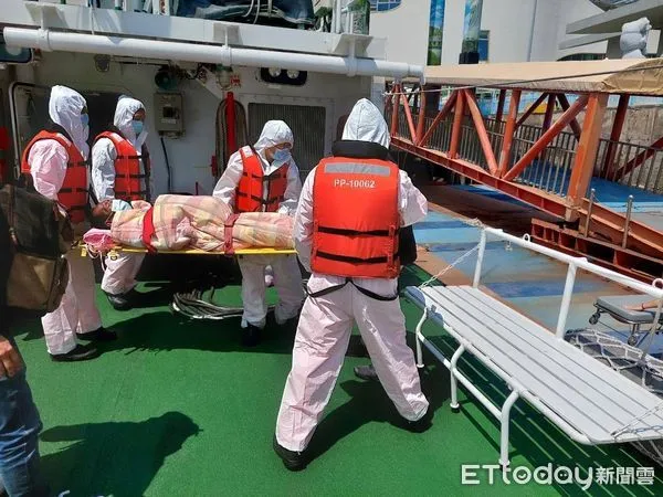 ▲ 海巡署人員動巡防艇救援沈男。(圖/記者林名揚翻攝)