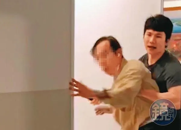 保一總隊員警李立常(右)與女長官同居,遭岳父(左)上門抓姦。(讀者提供)