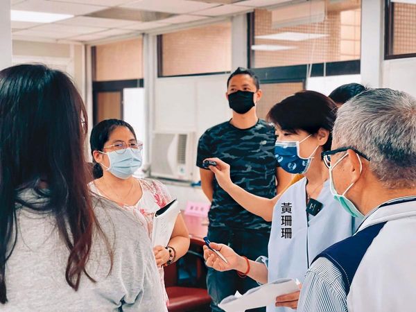 黃珊珊24日解除隔離後,立刻跑遍北市11個區級關懷中心,積極接觸基層。(翻攝黃珊珊臉書)