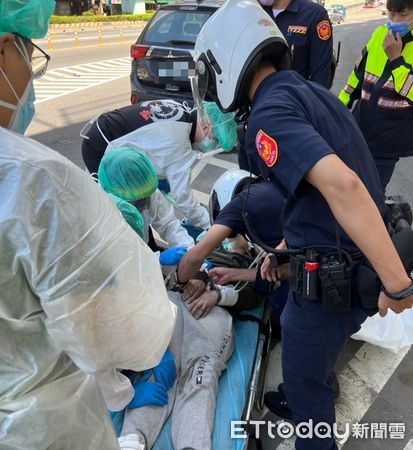 ▲▼ 警消人員將郭男送醫。(圖/記者陳雕文翻攝)