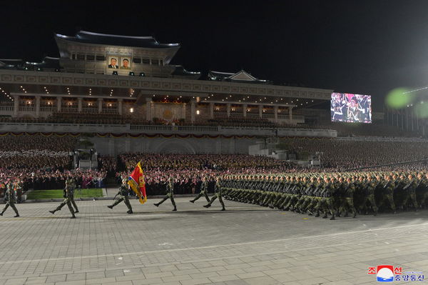 ▲▼北韓於25日晚間在金日成廣場進行閱兵儀式，慶祝90周年建軍節。（圖／路透社）