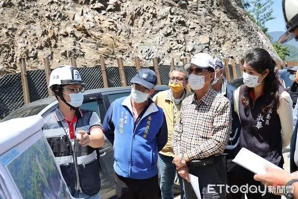 ▲南投縣長林明溱會勘仁愛鄉農路及投89線15K大崩塌處(下同)。(圖/南投縣政府提供)