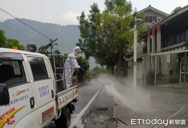 ▲南投縣今天新增17例新冠肺炎確診個案,相關公共足跡處進行清消(下同)。(圖/南投縣政府提供)