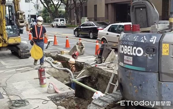 ▲▼林森北路、青島東路在27日傳出瓦斯味，警方了解為工人抽換瓦斯管線。（圖／記者宋良義攝）