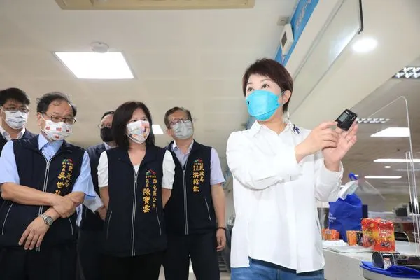 ▲▼台中市長盧秀燕視察居家照護中心時表示,今天有6千人解隔離,快篩劑還夠,但下周沒把握,人力和物資都嚴重不足。(圖/台中市政府提供,下同)