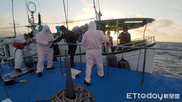 ▲印尼籍漁工被釣鮪魚之大型魚鈎勾入腹部,血流如注痛苦難當。(圖/第六海巡隊提供,下同)