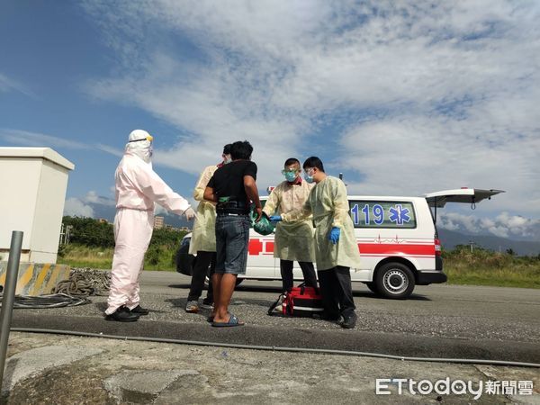 ▲印尼籍漁工被釣鮪魚之大型魚鈎勾入腹部,血流如注痛苦難當。(圖/第六海巡隊提供,下同)