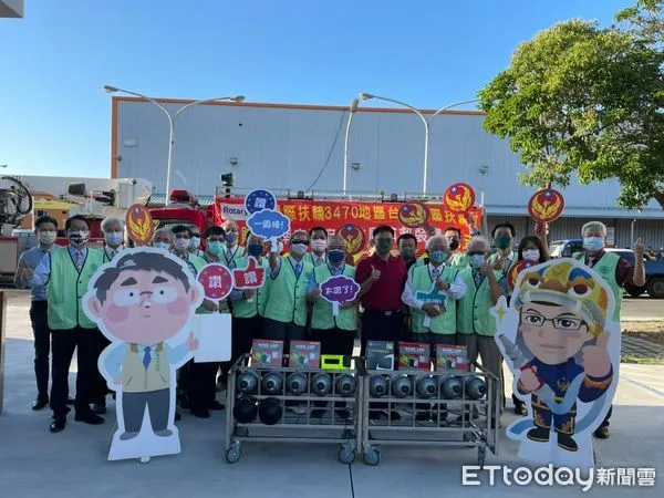 ▲台南市消防局舉行台南南區扶輪社捐贈搶救裝備儀式,由台南南區扶輪社社長李瑞祺代表出席,並由第六救災救護大隊大隊長邱淵明受贈並頒發感謝狀。(圖/記者林悅翻攝,下同)