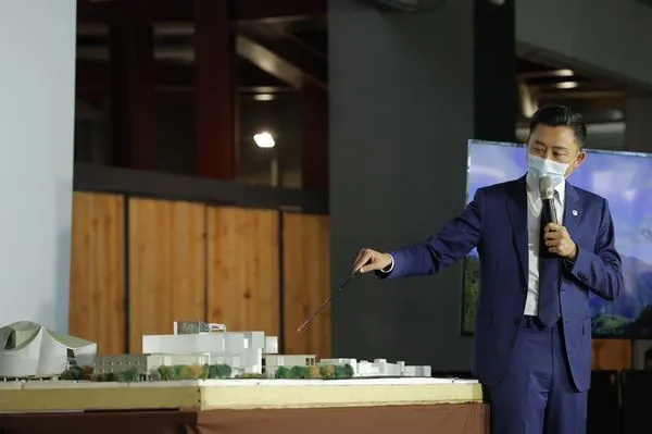 ▲「雲云之丘」今年3月確認由煙波國際觀光集團進行內部增建,今(28日)在新竹市長林智堅、煙波國際觀光集團執行長鄭君寰等人見證下舉行ROT案簽約儀式 。(圖/新竹市政府提供)