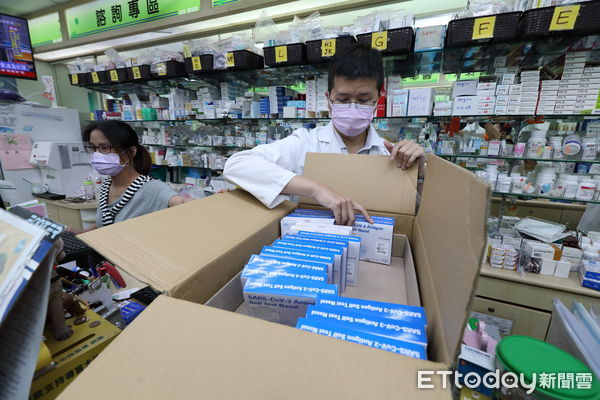 ▲▼快篩實名制上路第一天,各地配合藥局不到發放時間門口就排滿等著購買試劑的民眾,有限的數量一下就被購買一空。(圖/記者湯興漢攝)