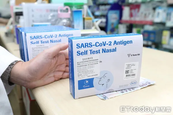 ▲▼快篩實名制上路第一天,各地配合藥局不到發放時間門口就排滿等著購買試劑的民眾,有限的數量一下就被購買一空。(圖/記者湯興漢攝)