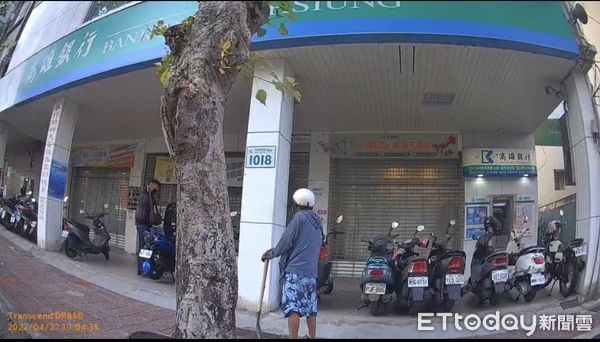 ▲▼鼓山通緝犯遇到盤查。(圖/記者陳宏瑞翻攝)