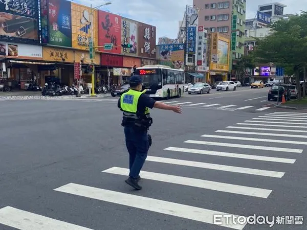 ▲▼花蓮警分局為因應「類火車」方案,規劃警力調節車站附近交通」維持「類火車」路線順暢。(圖/花蓮警分局提供,下同)