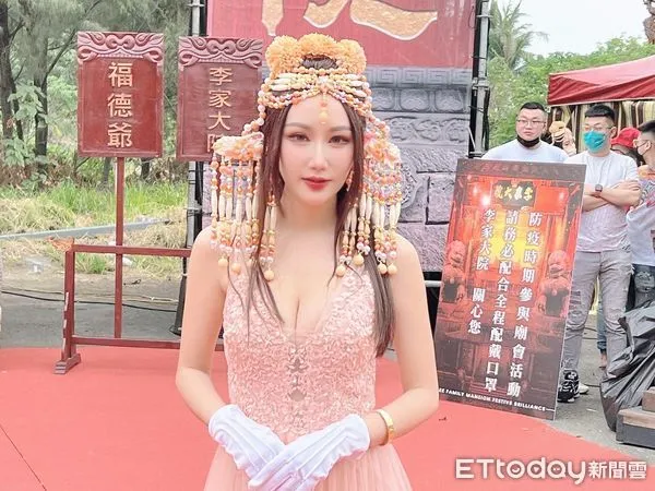 ▲具有特殊體質且多才多藝的正妹「酥皮」,受到台南市南區宮廟活動邀請,擔任「神的侍女」禮生工作,未來她也會繼續虔誠為神明服務。(圖/記者林悅攝,下同)