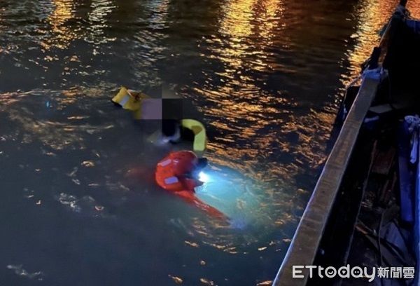 ▲1對男女不慎落海於永安漁港內。(圖/海巡署第八岸巡隊提供)