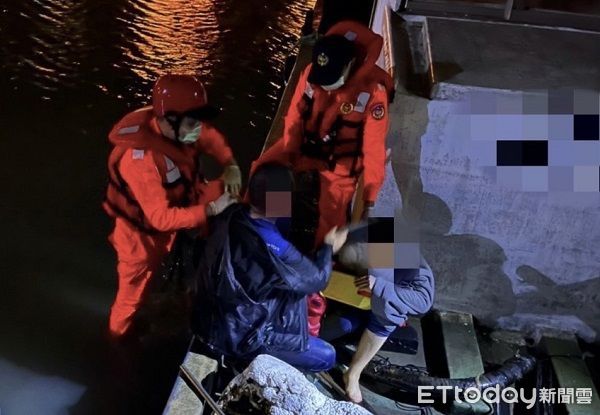 ▲▼海巡人員以拖帶方式將落海男女救上岸。(圖/海巡署第八岸巡隊提供)