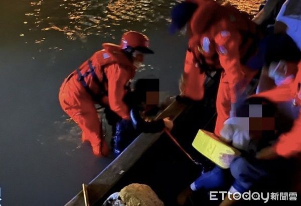 ▲▼海巡人員以拖帶方式將落海男女救上岸。(圖/海巡署第八岸巡隊提供)