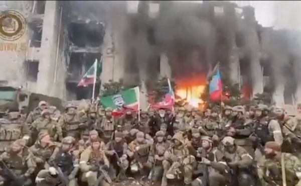 ▲▼車臣部隊在烏克蘭馬力波一棟被炸毀的建築物前聚集，拍攝影片慶祝「解放」馬力波。（圖／翻攝自推特）
