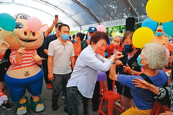 藍營內普遍認為,盧秀燕連任市長沒問題,但仍需補強在舊縣區的支持度。(翻攝盧秀燕臉書)