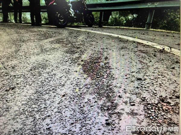 ▲仁愛警方清除合歡山公路路面碎石,維護行車安全(下同)。(圖/記者高堂堯翻攝)