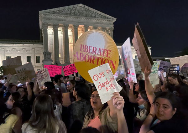 ▲▼▲在得知最高法院多數人準備推翻羅伊訴韋德墮胎權裁決的意見草案後，抗議者在美國最高法院外舉行抗議。 （圖／路透）