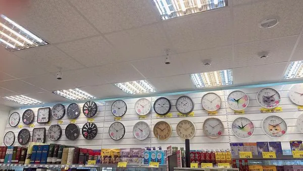 ▲▼賣場時鐘為何都是10點10分? 內行曝:魔鬼藏細節裡。(圖/翻攝自爆廢公社)