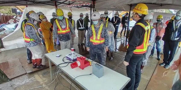 ▲▼胡次長視察臺鐵福隆地錨邊坡工程復工準備作業,及電子輔助瞭望員示範。(圖/交通部提供)