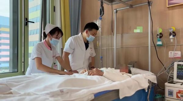 ▲▼待宰豬逃亡!一腳把屠夫踹進開水中 他全身65%燒燙傷休克。(圖/翻攝自都市快報)